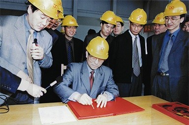 2002年4月3日，时任浙江省省长柴松岳视察亚搏app登陆工业园