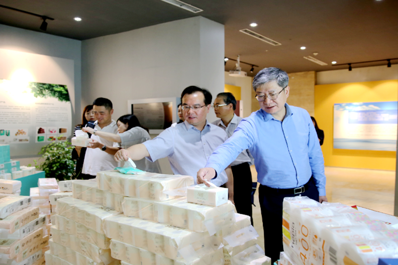 2019年 5月22日，时任浙江省社会组织综合党委专职副书记、省民政厅社会组织管理局局长蔡国华莅临亚搏app登陆调研企业发展情况和党建工作