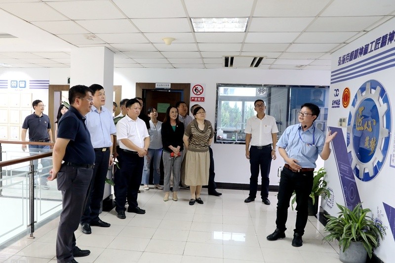 2020年7月29日，时任浙江省政协常委、社法委副主任、省总工会副主席、一级巡视员董建伟莅临亚搏app登陆调研新时代工匠培育工作