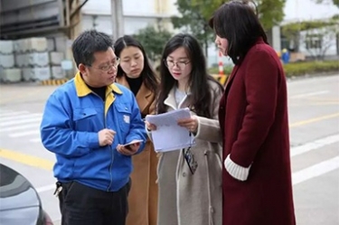 浙江省水利厅水资源管理处副调研员沈仁英携浙江日报记者等莅临亚搏app登陆调研采访