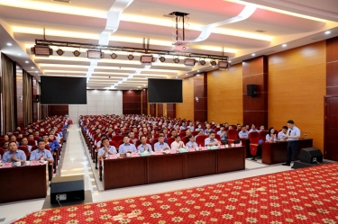 初心不变 实干为先 | 亚搏app登陆隆重召开2022年半年度总结表彰大会