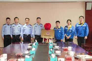 “亚搏app登陆网安警务室”挂牌成立，警企联动保障网络安全