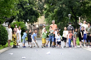 溯文明曙光 观造纸蝶变|“纸业达人”暑期亲子研学活动走进亚搏app登陆