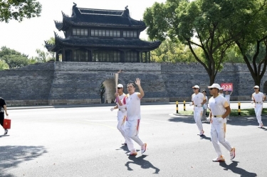 笑脸与热情刷屏！这名火炬手是亚搏app登陆人！