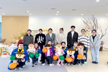 以一份温暖 换一身星光——亚搏app登陆团委与曹桥行知幼儿园开展爱心结对活动